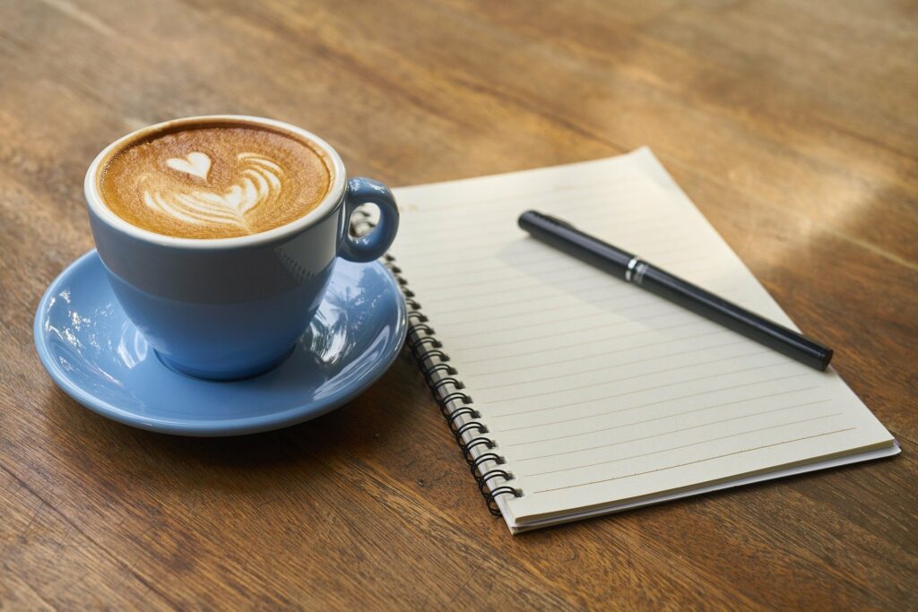 Mit einer Taase Kaffee, Papier und Stift kann man anfangen.